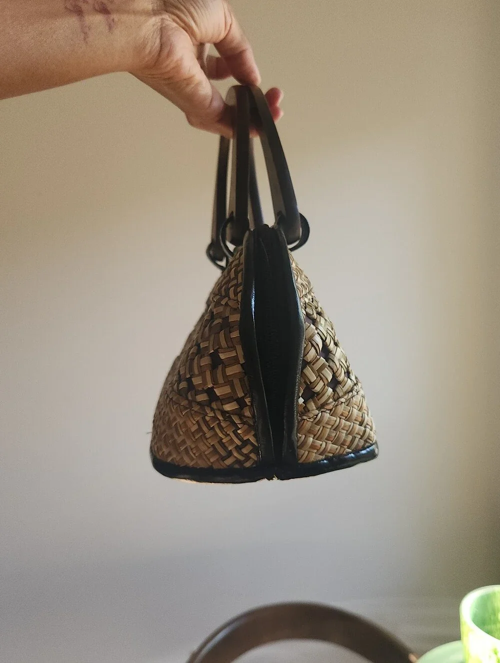 Vintage Woven Straw Handbag Wooden Handles Zip Top Structured Boho Resort Purse